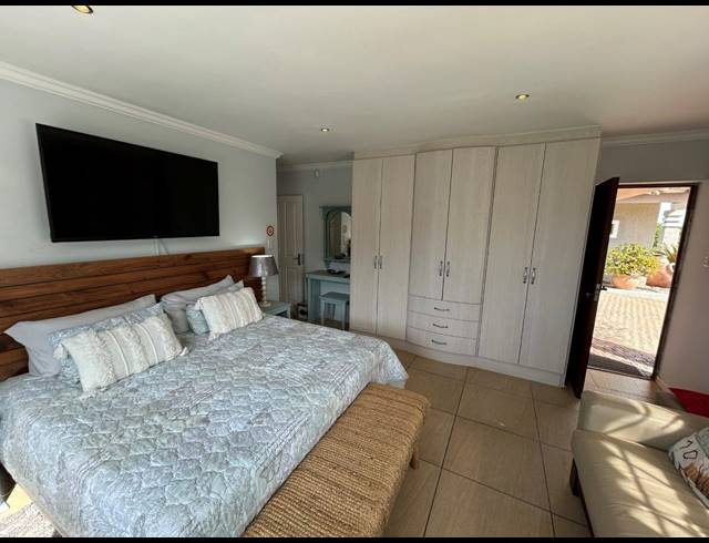 8 BEDROOM HOUSE FOR SALE IN PARADISE BEACH